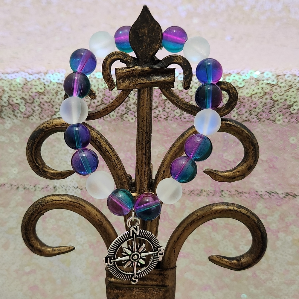 Handmade Green and Fuschia Glass Silver Plated Compass Rose Stretch Bracelet
